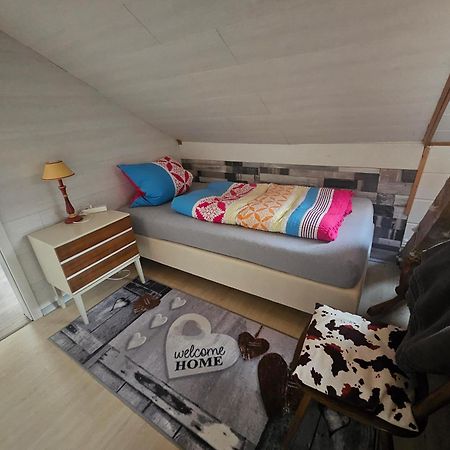 Gaestezimmer Im Altbau Dachgeschoss Mit Kleinem Bad Wlan, Tv Und Parkplatz Lachen Esterno foto