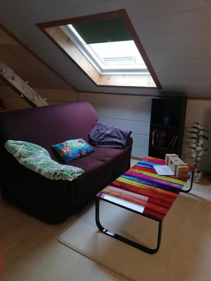 Gaestezimmer Im Altbau Dachgeschoss Mit Kleinem Bad Wlan, Tv Und Parkplatz Lachen Esterno foto