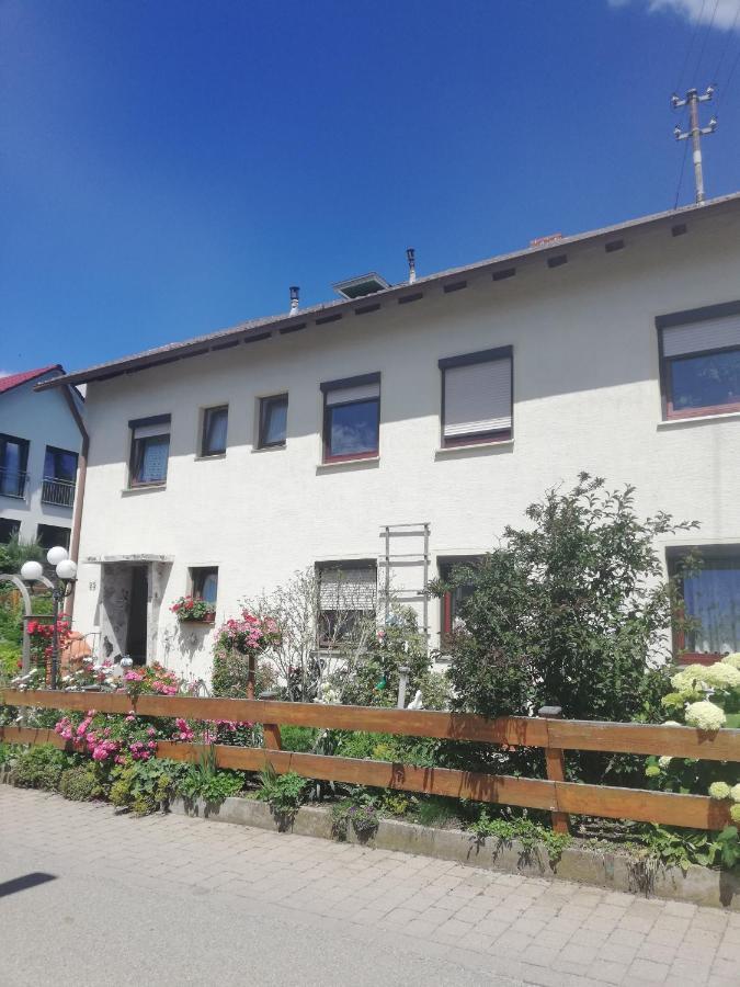 Gaestezimmer Im Altbau Dachgeschoss Mit Kleinem Bad Wlan, Tv Und Parkplatz Lachen Esterno foto