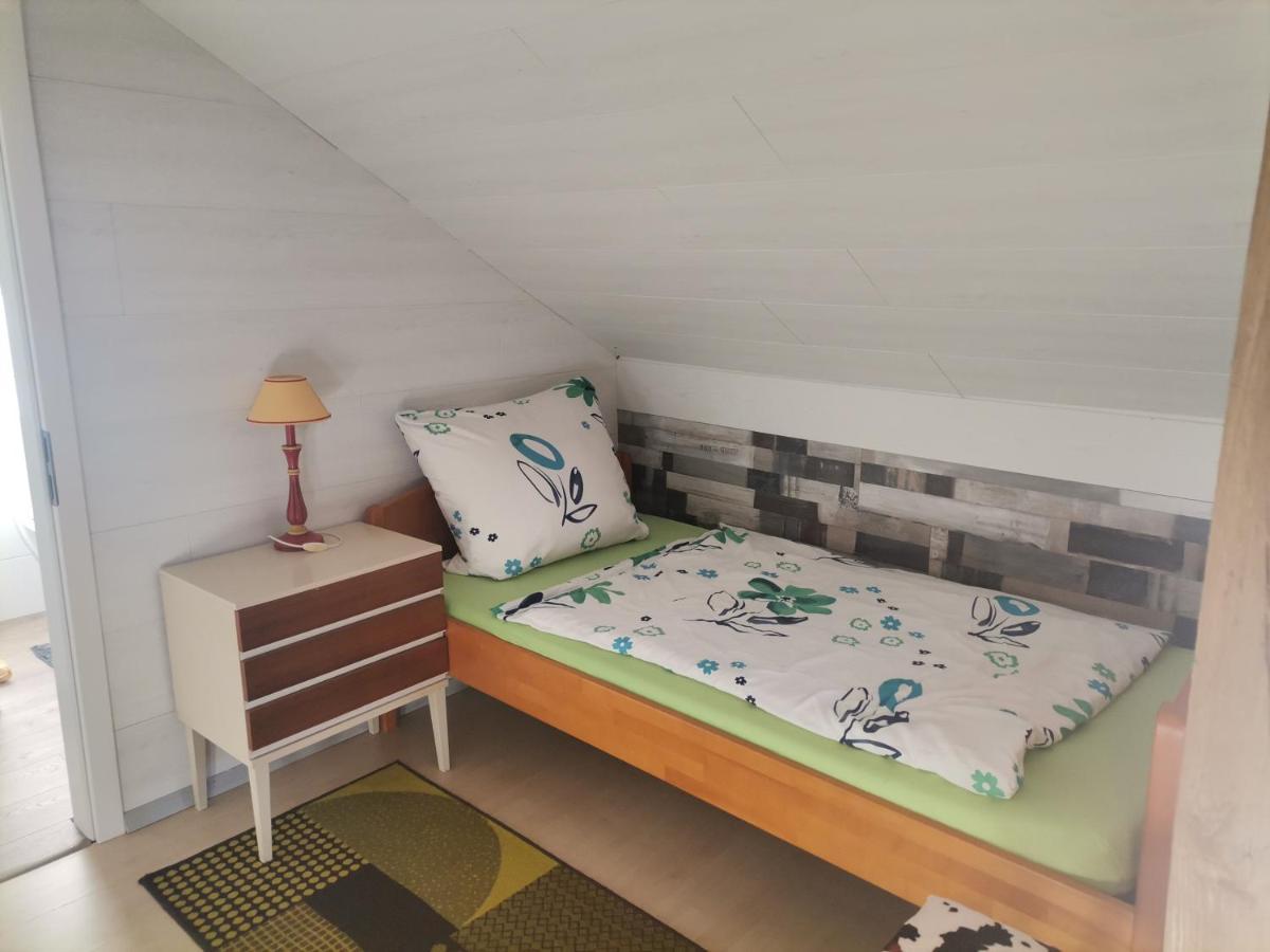 Gaestezimmer Im Altbau Dachgeschoss Mit Kleinem Bad Wlan, Tv Und Parkplatz Lachen Esterno foto