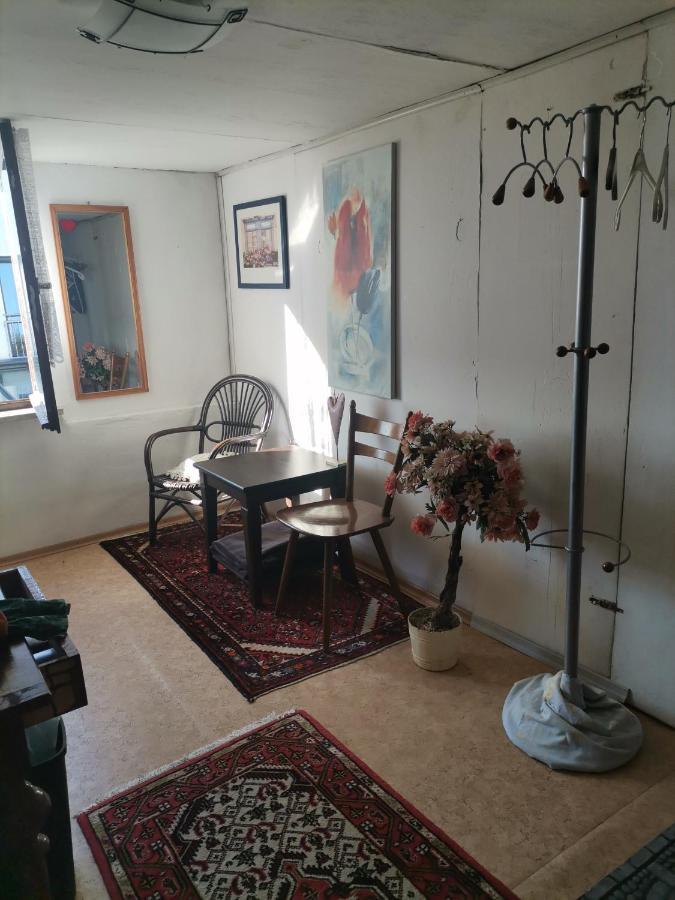 Gaestezimmer Im Altbau Dachgeschoss Mit Kleinem Bad Wlan, Tv Und Parkplatz Lachen Esterno foto