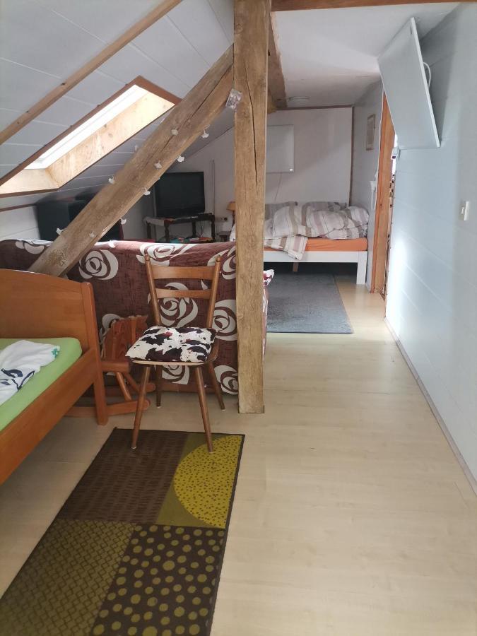 Gaestezimmer Im Altbau Dachgeschoss Mit Kleinem Bad Wlan, Tv Und Parkplatz Lachen Esterno foto