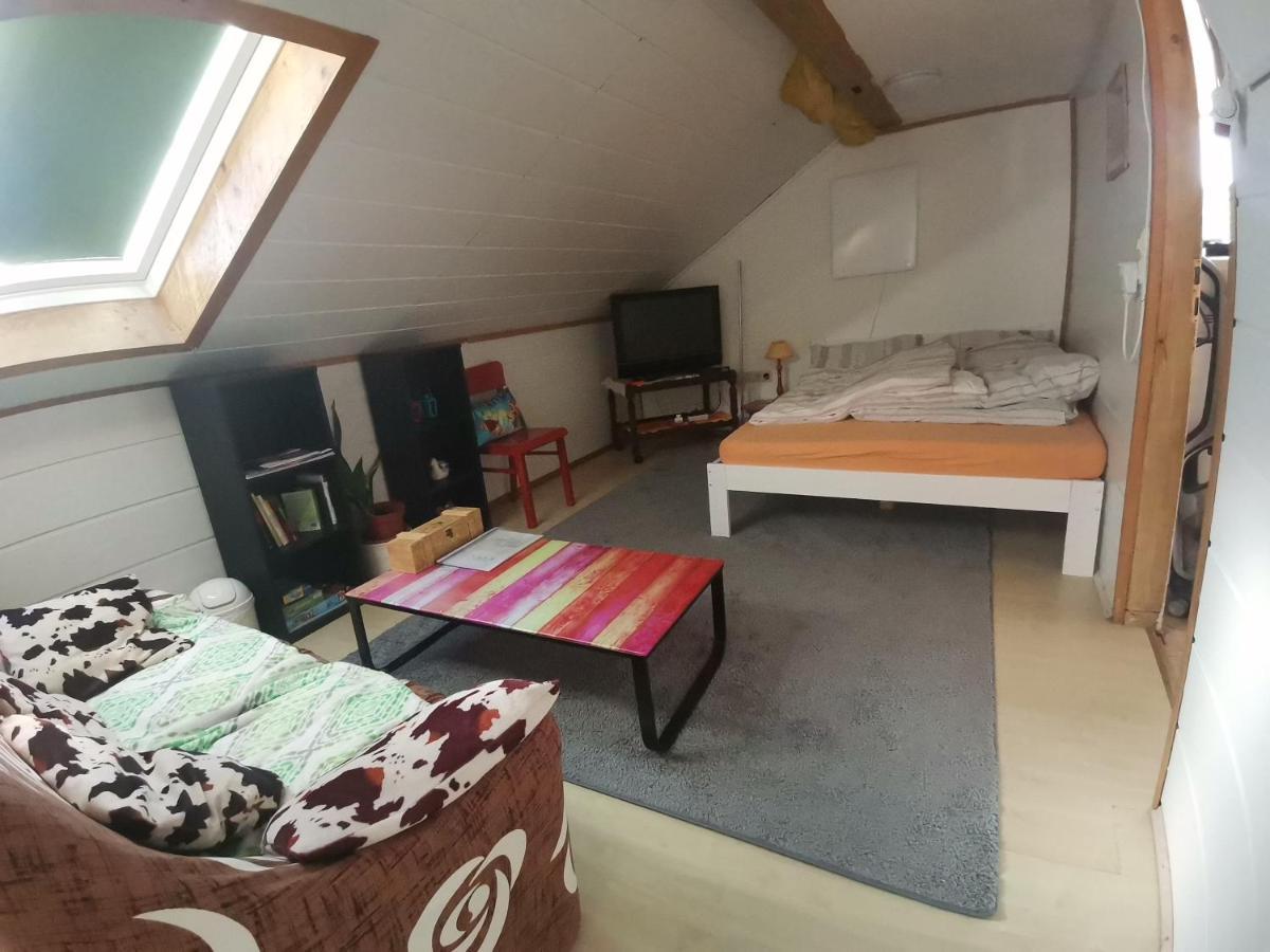 Gaestezimmer Im Altbau Dachgeschoss Mit Kleinem Bad Wlan, Tv Und Parkplatz Lachen Esterno foto