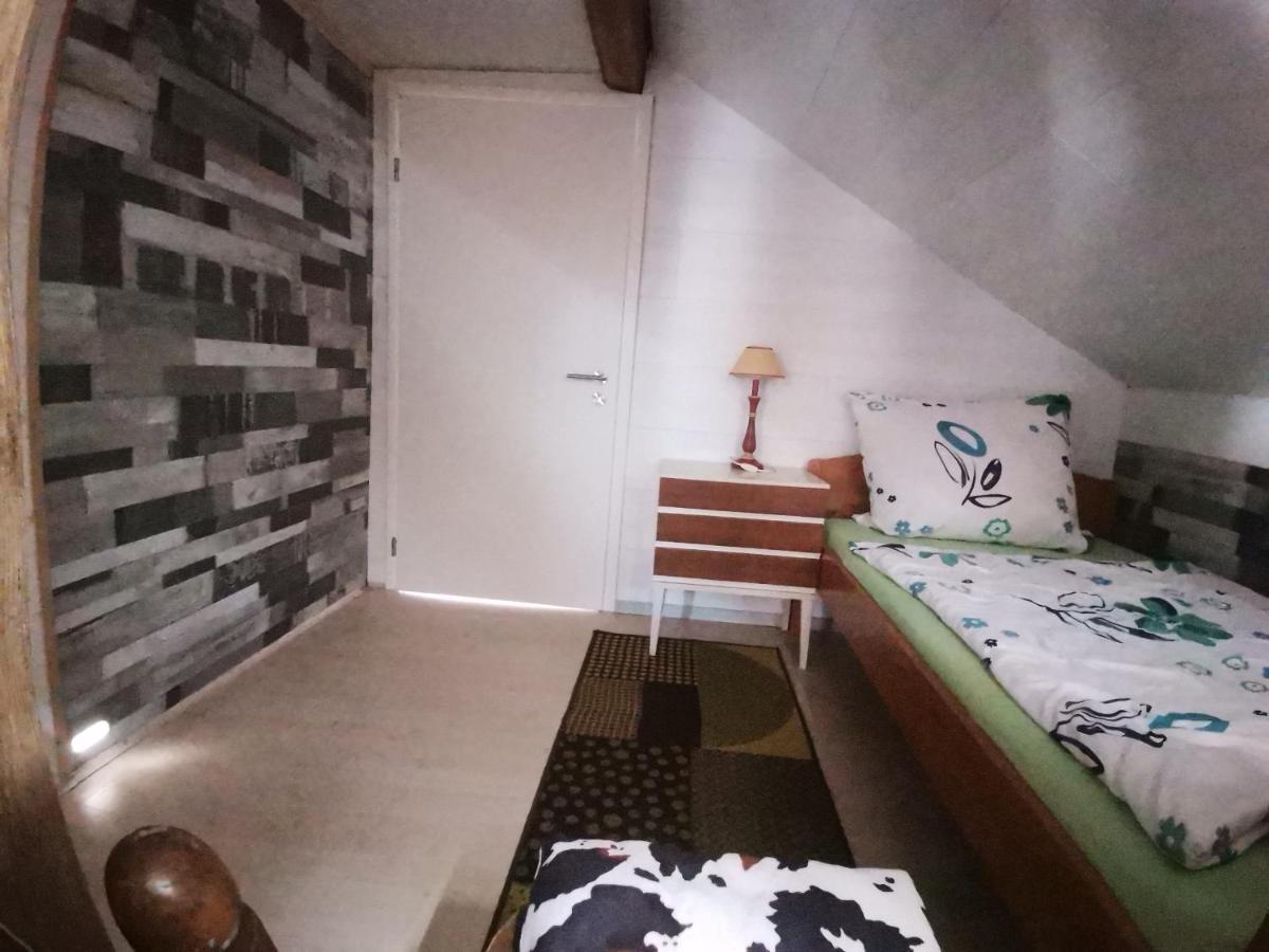 Gaestezimmer Im Altbau Dachgeschoss Mit Kleinem Bad Wlan, Tv Und Parkplatz Lachen Esterno foto