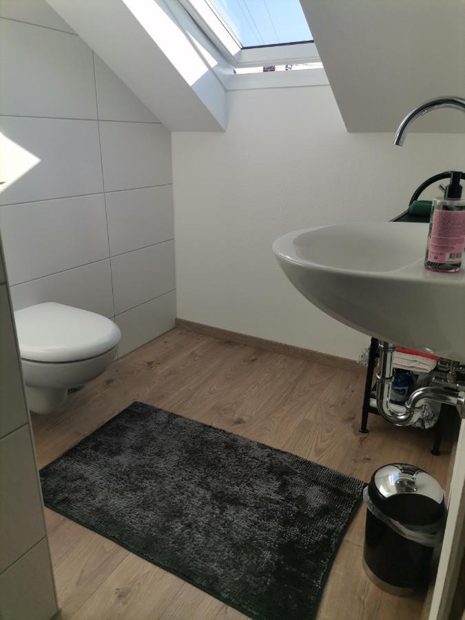 Gaestezimmer Im Altbau Dachgeschoss Mit Kleinem Bad Wlan, Tv Und Parkplatz Lachen Esterno foto