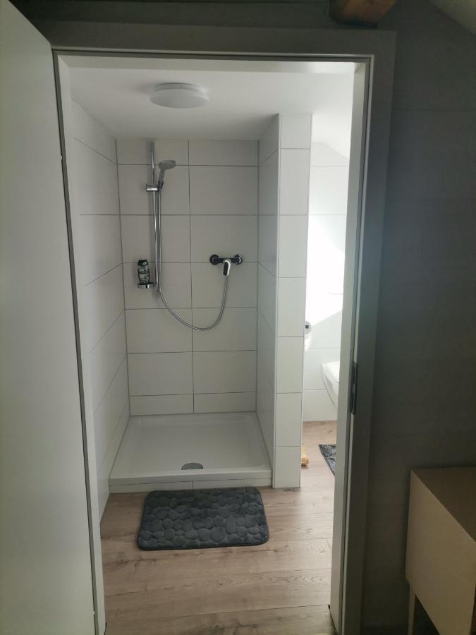 Gaestezimmer Im Altbau Dachgeschoss Mit Kleinem Bad Wlan, Tv Und Parkplatz Lachen Esterno foto
