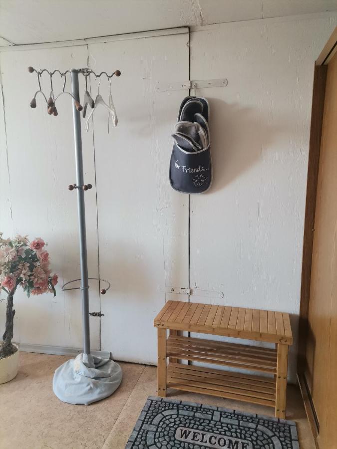 Gaestezimmer Im Altbau Dachgeschoss Mit Kleinem Bad Wlan, Tv Und Parkplatz Lachen Esterno foto