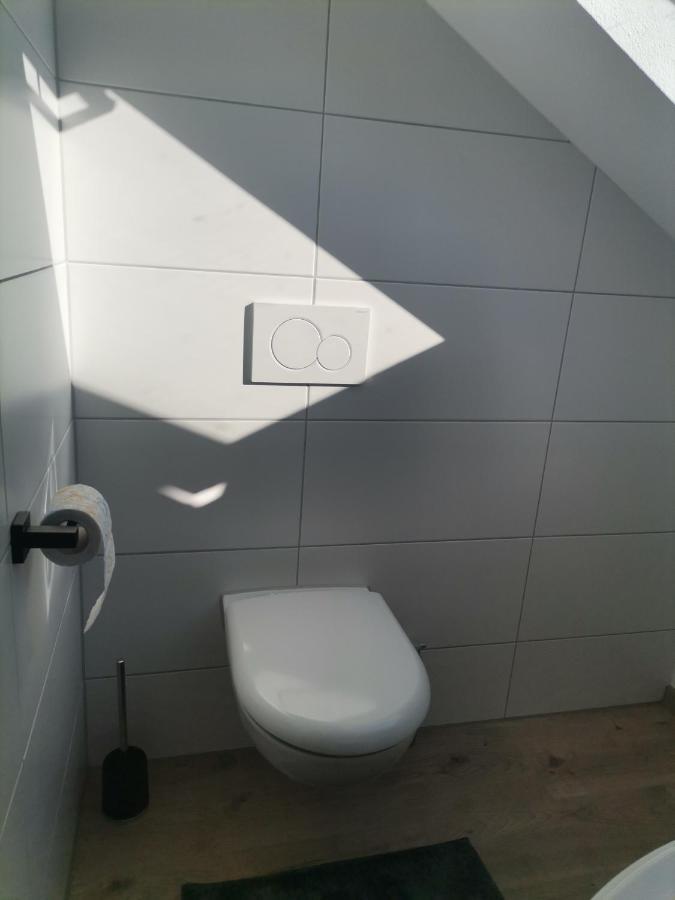 Gaestezimmer Im Altbau Dachgeschoss Mit Kleinem Bad Wlan, Tv Und Parkplatz Lachen Esterno foto