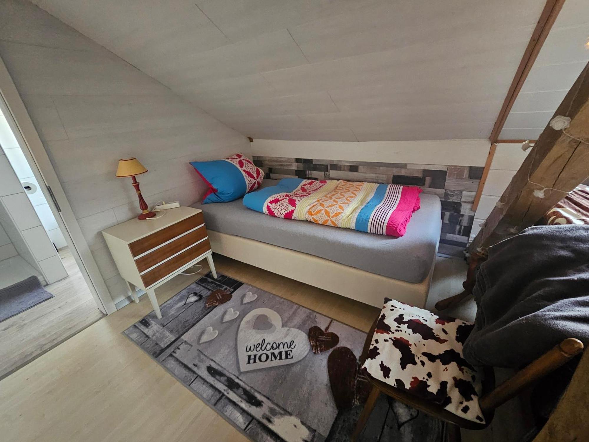 Gaestezimmer Im Altbau Dachgeschoss Mit Kleinem Bad Wlan, Tv Und Parkplatz Lachen Esterno foto